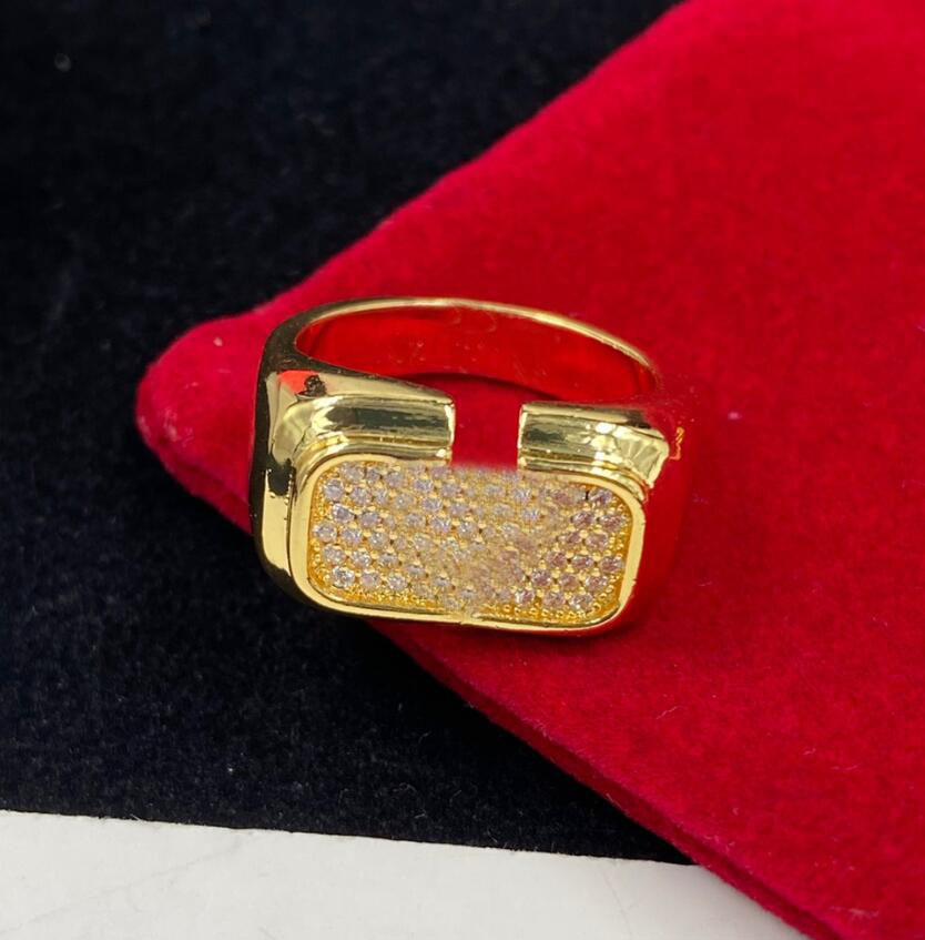 Fashion Designer Rhinestone Band Ring Gold Famous Letter Rings Bague Women Jewelry Party Wedding Gift
Fashion Designer Rhinestone Band Ring Gold Famous Letter Rings Bague Women Jewelry Party Wedding Gift