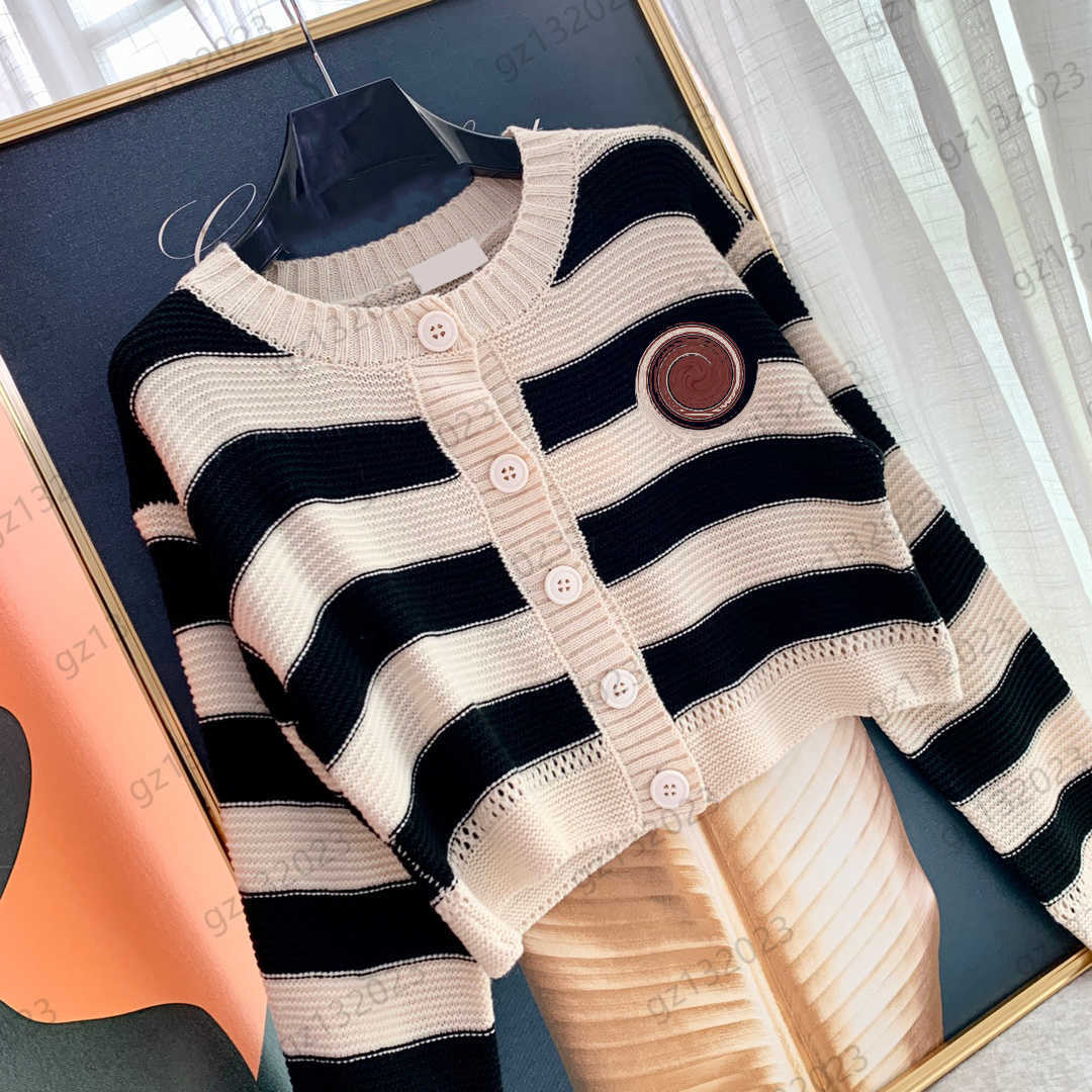 Womens Sweater Classic Brand Logo Contrasting Color Stripes Short Knit Sweaters Button Flap Thread Round Neck Long Sleeve Knitwear Autumn Winter Women Apparel
Womens Sweater Classic Brand Logo Contrasting Color Stripes Short Knit Sweaters Button Flap Thread Round Neck Long Sleeve Knitwear Autumn Winter Women Apparel