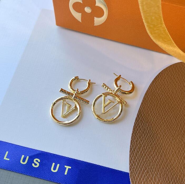 Luxury Women Earrings Charm Letter Earring 18k Gold Plated Earrings Round Designer Jewelry Popular Fashion Brand Wedding Party Accessories Gift A831
Luxury Women Earrings Charm Letter Earring 18k Gold Plated Earrings Round Designer Jewelry Popular Fashion Brand Wedding Party Accessories Gift A831