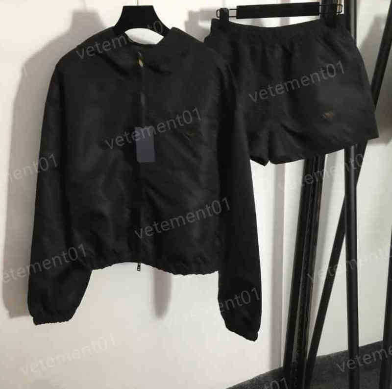 Womens Two Piece Pants Letter-print Long-sleeve Hooded Jacket And Casual Shorts 2 Pieces Sets Luxury Designer Tracksuits 0912
Womens Two Piece Pants Letter-print Long-sleeve Hooded Jacket And Casual Shorts 2 Pieces Sets Luxury Designer Tracksuits 0912