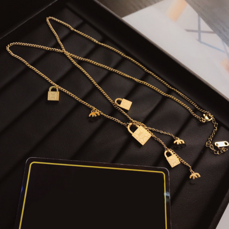 Pendant Necklaces Designer Women Jewelry Pearl Gold Lock Letter Pendant Plated 18K Plated Stainless Steel Letter Necklaces Wedding Rope Chain
Pendant Necklaces Designer Women Jewelry Pearl Gold Lock Letter Pendant Plated 18K Plated Stainless Steel Letter Necklaces Wedding Rope Chain