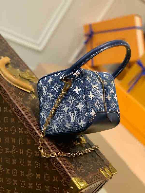 5A Top Quality Other Bags Luxury Handbags Brand Square Denim Collection Blue Dice M59611 Women Shoulder Totes Evening Cros U3ED
5A Top Quality Other Bags Luxury Handbags Brand Square Denim Collection Blue Dice M59611 Women Shoulder Totes Evening Cros U3ED