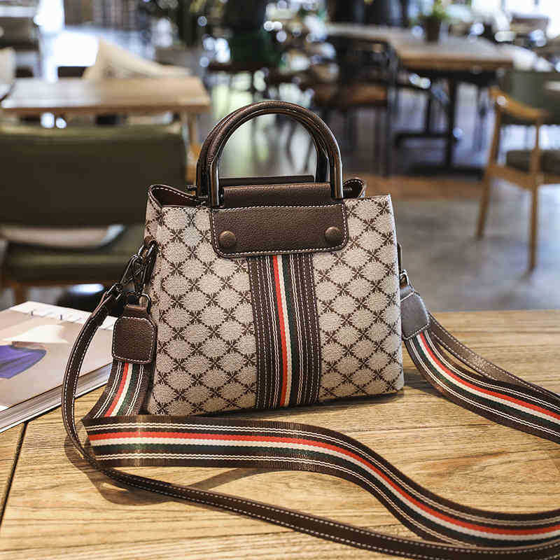 Evening Bags Fashion women's bag new hand sling one shoulder Crossbody printed large capacity leisure Tote Bag, Coffee
Evening Bags Fashion women's bag new hand sling one shoulder Crossbody printed large capacity leisure Tote Bag, Coffee