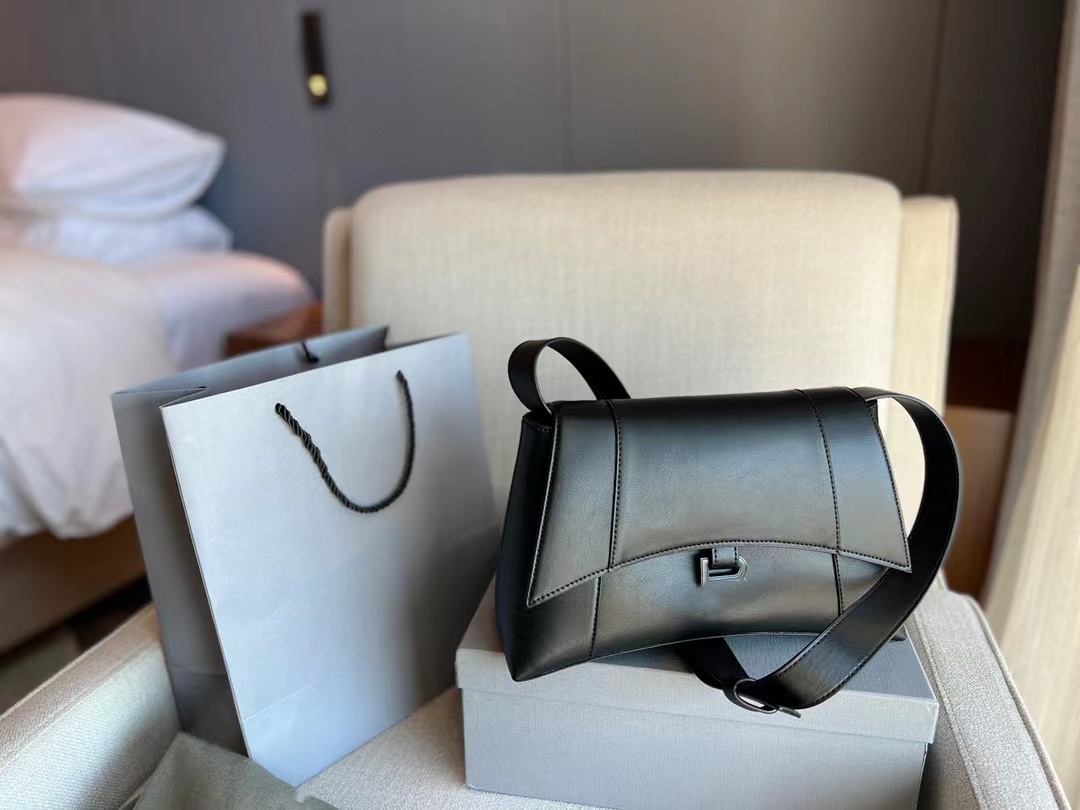 shoulder bag Women bag imported cowhide hourglass Blanel personality crossbody bag designer clamshell MTXZ Balencaigaity 3NMV Balencaigaity, Black
shoulder bag Women bag imported cowhide hourglass Blanel personality crossbody bag designer clamshell MTXZ Balencaigaity 3NMV Balencaigaity, Black