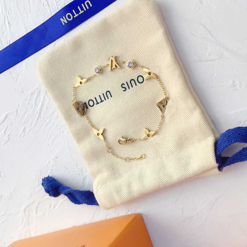 Bracelets Women Bangle Wristband Cuff Chain Designer Letter Jewelry Crystal 18K Gold Plated Stainless steel Wedding Lovers