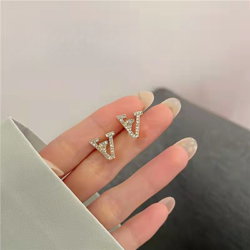 Designer earring for woman studs earings 18k gold plated silver crystal letter luxury geometric wedding party jewelry accessories thanksgiving day gift with box
Designer earring for woman studs earings 18k gold plated silver crystal letter luxury geometric wedding party jewelry accessories thanksgiving day gift with box