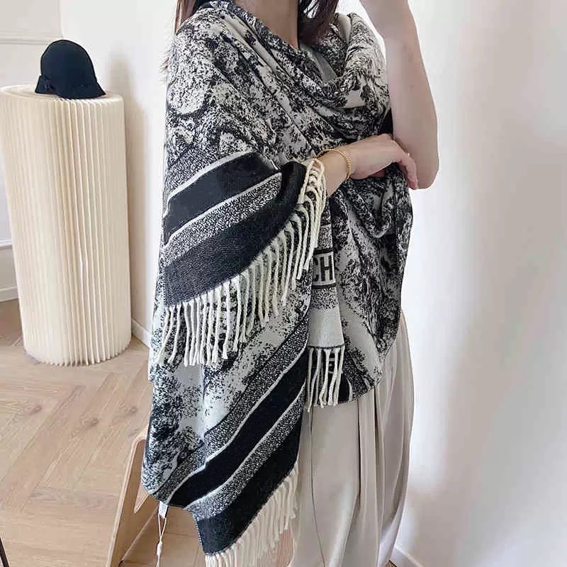 Designer Scarves Luxury Brand Fashion Retro Winter Silk Cashmere Scarfs Classic Ladies Letter Scarf Comfortable Soft Warm 70x180cm
Designer Scarves Luxury Brand Fashion Retro Winter Silk Cashmere Scarfs Classic Ladies Letter Scarf Comfortable Soft Warm 70x180cm