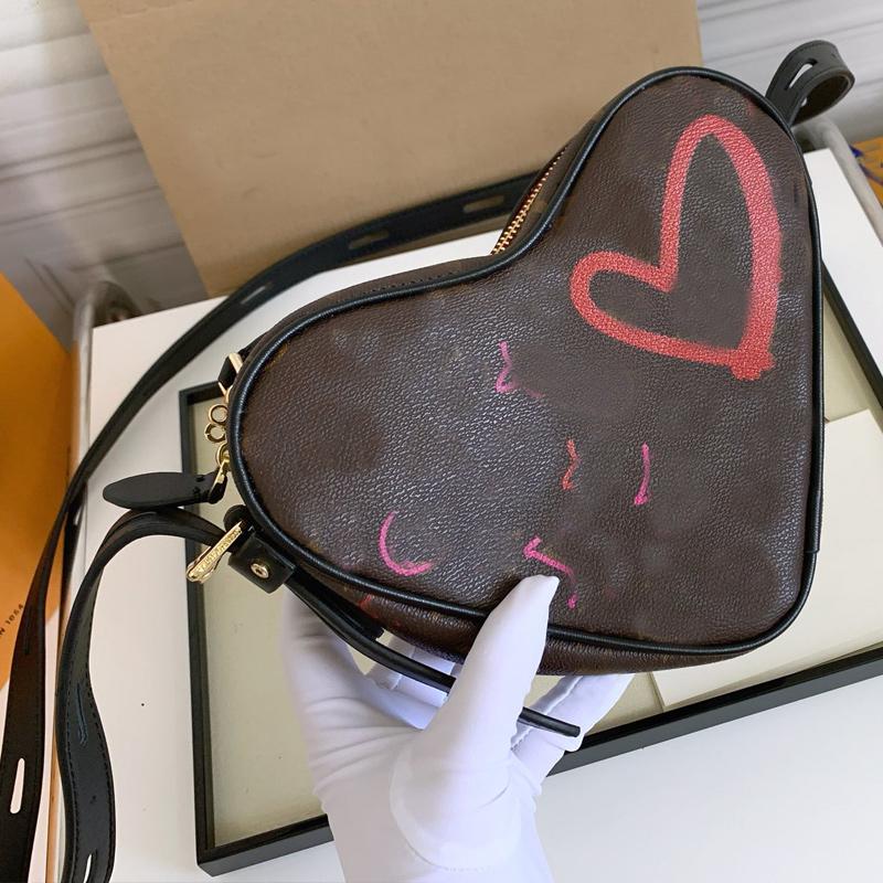 2022 Heart Shaped Handbag Purse Valentine Shoulder Bags Wallet Canvas Leather Classic Letter Old Flower Printed Lipstick Design Clutch Sac Couer Handbag
2022 Heart Shaped Handbag Purse Valentine Shoulder Bags Wallet Canvas Leather Classic Letter Old Flower Printed Lipstick Design Clutch Sac Couer Handbag