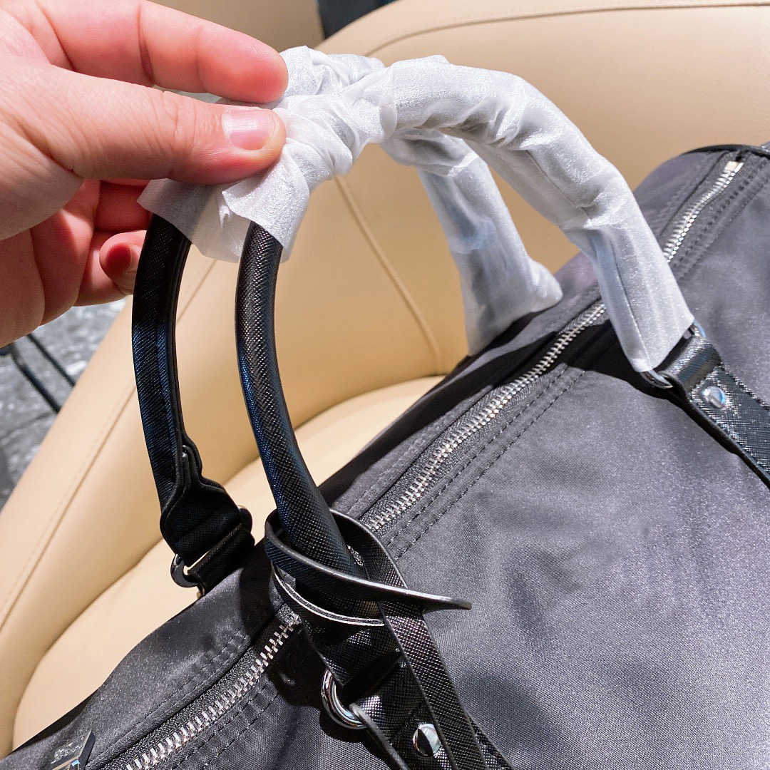 2022Bags Stuff Sacks Top Quality Men Fashion Duffle Bag Black Nylon Luggage tag Travel Bags Mens Handle Gentleman Business Totes with Shoulder Strap HQP001
2022Bags Stuff Sacks Top Quality Men Fashion Duffle Bag Black Nylon Luggage tag Travel Bags Mens Handle Gentleman Business Totes with Shoulder Strap HQP001