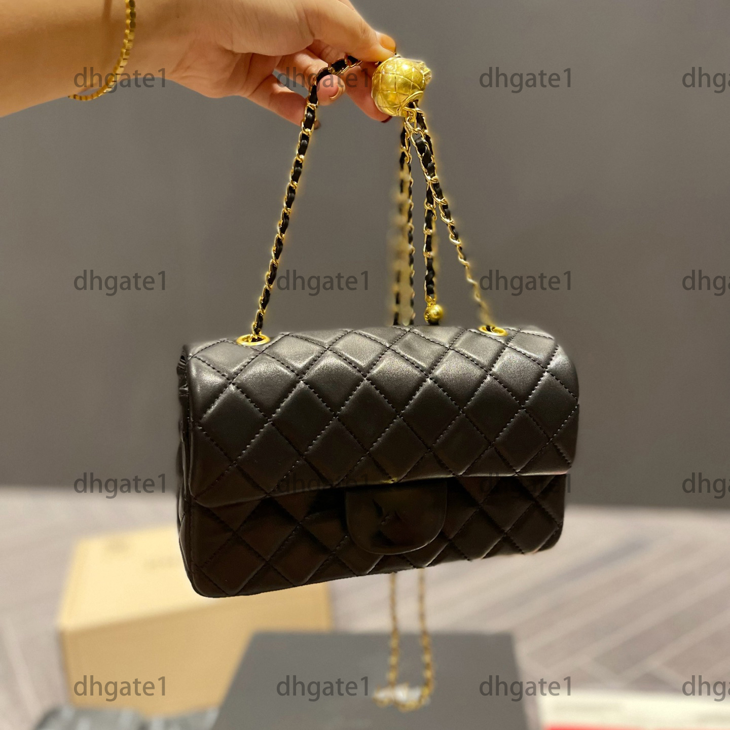 Women Luxury Artwork Classic Fat Square Chain Handbag Small Golden designer Bag Sheepskin Texture Original Hardware Black Diamond Lattice Shoulder Bag 20cm
Women Luxury Artwork Classic Fat Square Chain Handbag Small Golden designer Bag Sheepskin Texture Original Hardware Black Diamond Lattice Shoulder Bag 20cm