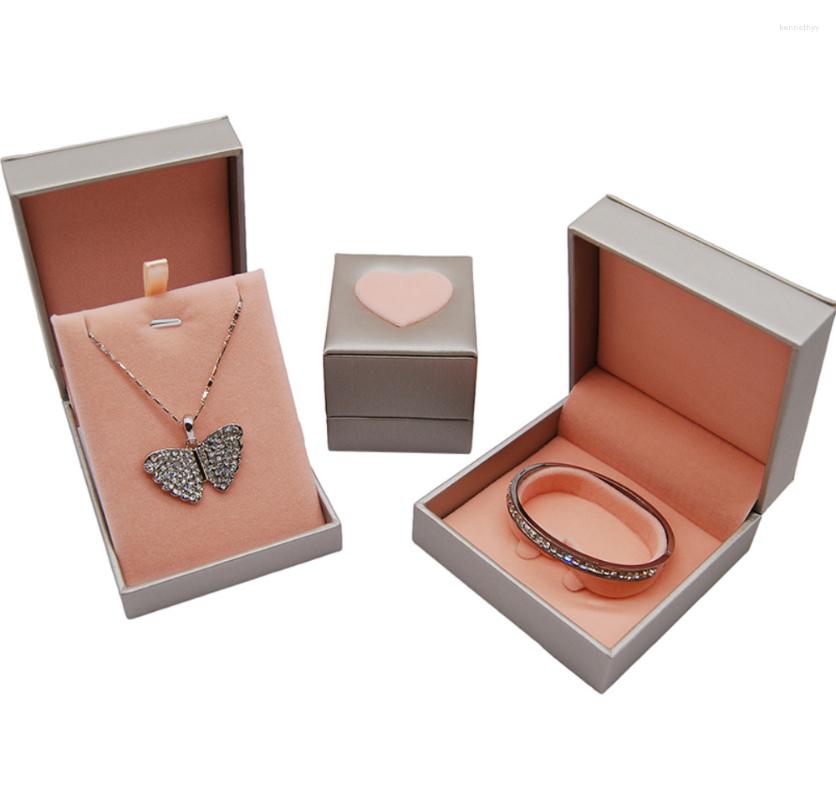 Jewelry Pouches 20pcs Exquisite Bruched Leather Box Ring Pendant Necklace Bangle Bracelet Boxes Wedding Engaging Storage Case
Jewelry Pouches 20pcs Exquisite Bruched Leather Box Ring Pendant Necklace Bangle Bracelet Boxes Wedding Engaging Storage Case