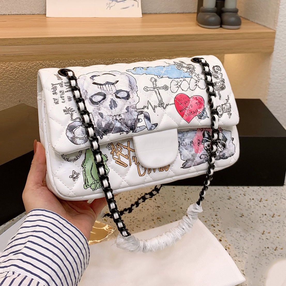 Womens Love Skulls Graffiti Shoulder Bag Black White Classic Print Leather Diamond Acrylic Hardware Turn Buckle Chain Crossbody Sacoche Designer Handbags 25C, Box
Womens Love Skulls Graffiti Shoulder Bag Black White Classic Print Leather Diamond Acrylic Hardware Turn Buckle Chain Crossbody Sacoche Designer Handbags 25C, Box