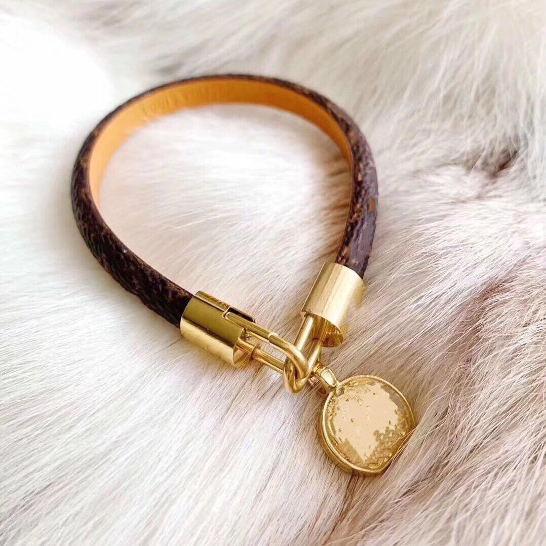 Party Favor Fashion designer female bracelet charm intangible luxury jewelry new magnetic buckle gold leather bracelet wristband watch strap case famous
Party Favor Fashion designer female bracelet charm intangible luxury jewelry new magnetic buckle gold leather bracelet wristband watch strap case famous