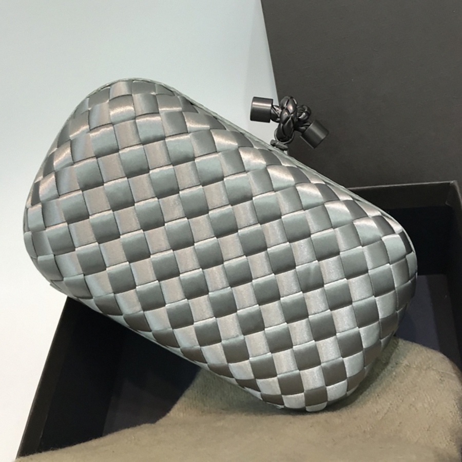 Knot Minaudiere Clutch Bags foulard intreccio leather minaudiere Single compartment Magnetic frame closure Muse brass finish Luxurys Designer Women
Knot Minaudiere Clutch Bags foulard intreccio leather minaudiere Single compartment Magnetic frame closure Muse brass finish Luxurys Designer Women