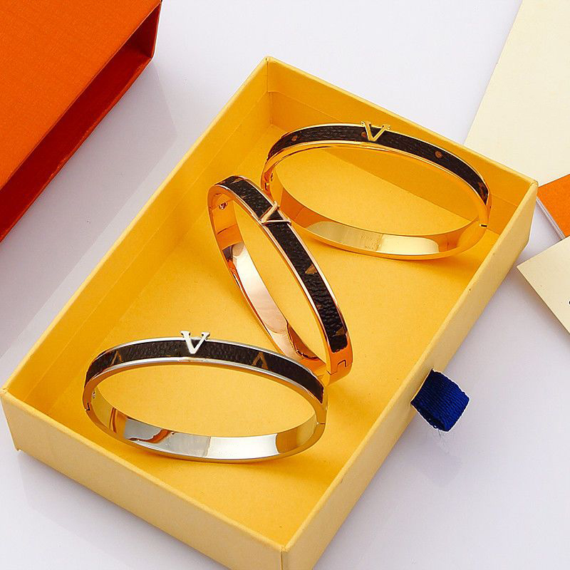 Luxurys designers Bracelet Cuff Gold sliver designer bracelets for Women luxury jewelry fashion Jewelry trend Anniversary gifts good
Luxurys designers Bracelet Cuff Gold sliver designer bracelets for Women luxury jewelry fashion Jewelry trend Anniversary gifts good