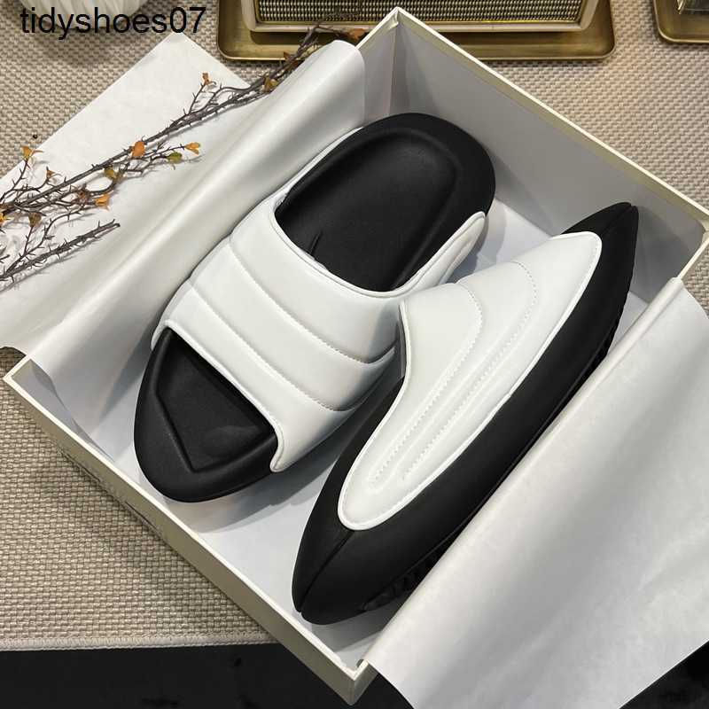The high-end version of Balmas Graphite black space slippers with super thick soles is elevated for men and women They wear one foot bread shoes and
The high-end version of Balmas Graphite black space slippers with super thick soles is elevated for men and women They wear one foot bread shoes and