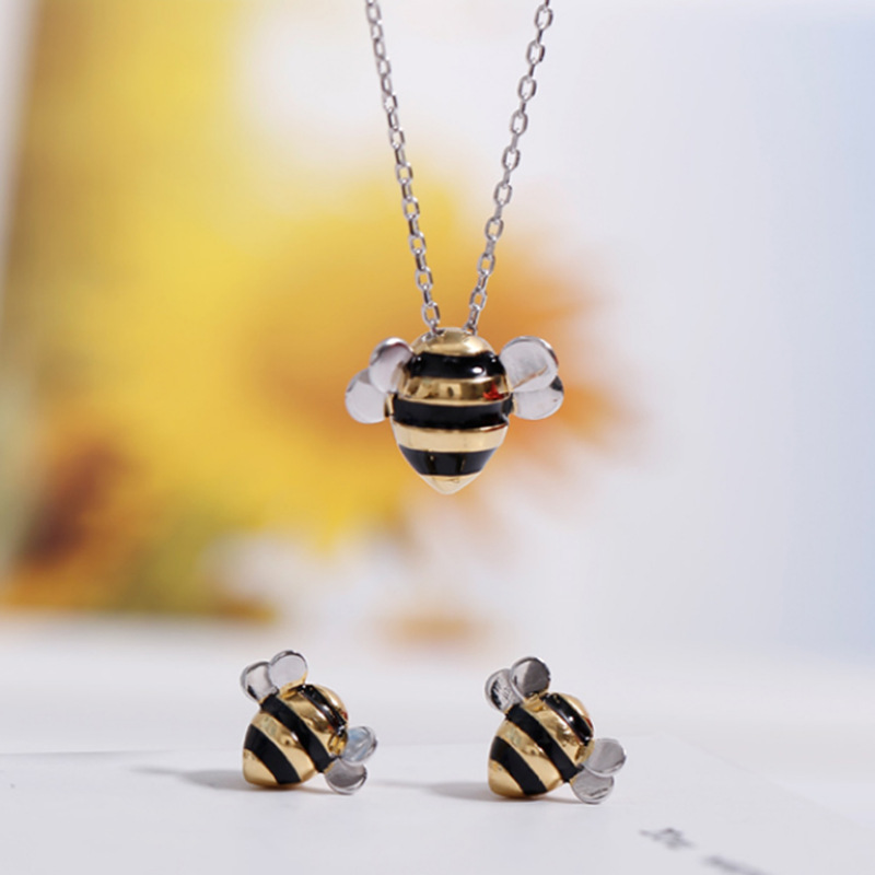 Cute Honeybee Pendant Necklaces Little Bee Stud Earrings Animal Earring Necklace Jewelry Set, Golden
Cute Honeybee Pendant Necklaces Little Bee Stud Earrings Animal Earring Necklace Jewelry Set, Golden