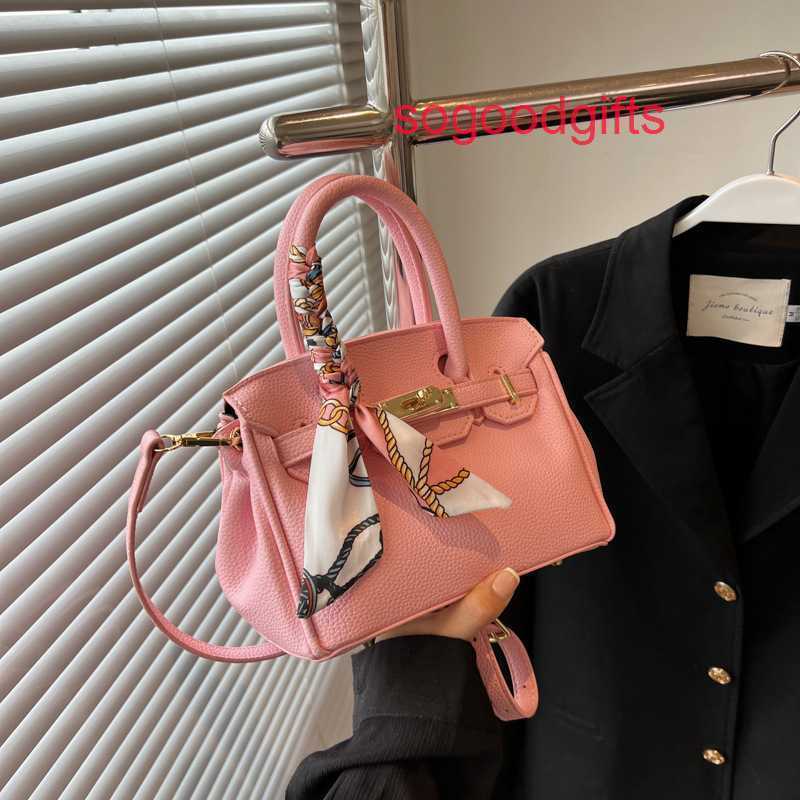 Designer Bags Herme Luxury Genuine Leather Women's Single Shoulder Handbags Niche Design Premium women's handbag summer 2022 New Fashion Sca, Creamy-white
Designer Bags Herme Luxury Genuine Leather Women's Single Shoulder Handbags Niche Design Premium women's handbag summer 2022 New Fashion Sca, Creamy-white