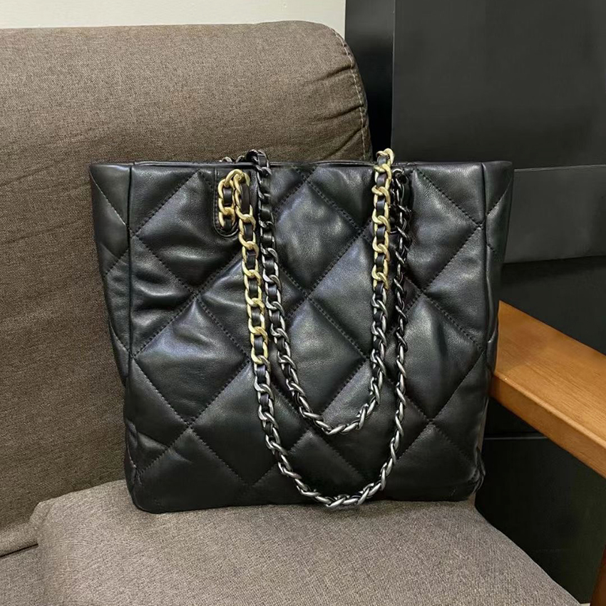 Fashion designer women's bag solid color hardware dual color large capacity one shoulder tote bags, Black
Fashion designer women's bag solid color hardware dual color large capacity one shoulder tote bags, Black