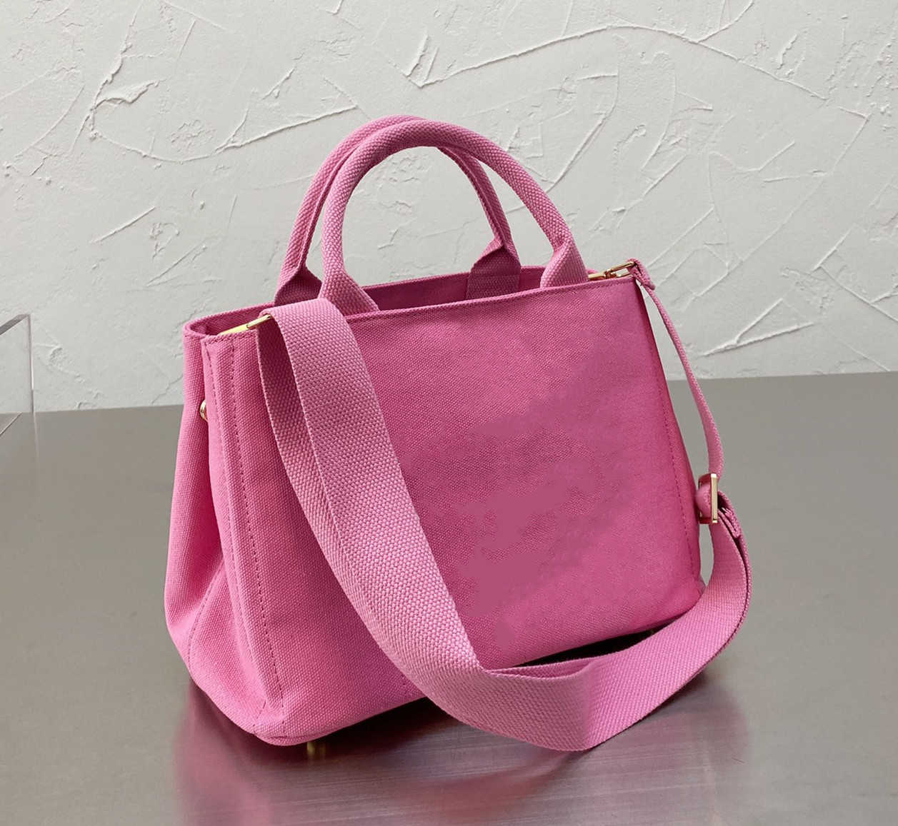 Early spring series new single shoulder messenger bag main curve design fashion versatile simple lightweight high capacity senior designer, Make up the difference
Early spring series new single shoulder messenger bag main curve design fashion versatile simple lightweight high capacity senior designer, Make up the difference