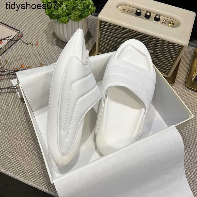 Independent shuttle shaped thick soled slippers for men and women lovers' word slippers wear them outside in summer feel like stepping on 
Independent shuttle shaped thick soled slippers for men and women lovers' word slippers wear them outside in summer feel like stepping on