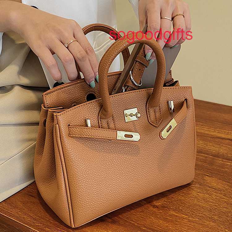 Designer Bags Herme Luxury Genuine Leather Women's Single Shoulder Handbags Classic bag lychee pattern Pu hand fashion women's single should, Light blue
Designer Bags Herme Luxury Genuine Leather Women's Single Shoulder Handbags Classic bag lychee pattern Pu hand fashion women's single should, Light blue