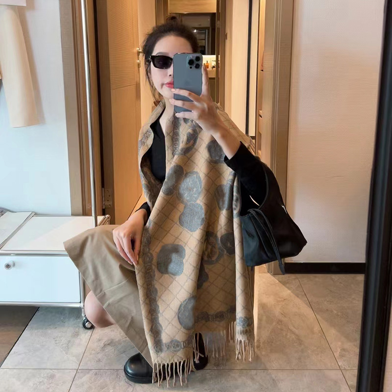 2022 Luxury Floral Print C Scarf for Women Warmer Winter Cashmere Pashmina Scarves Shawls Female Thick Blanket Wraps Foulard
2022 Luxury Floral Print C Scarf for Women Warmer Winter Cashmere Pashmina Scarves Shawls Female Thick Blanket Wraps Foulard