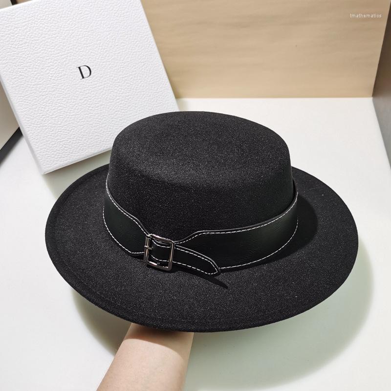 Berets Winter Hat Wool Fedoras Flat Top For Women's Felt Wide Brim Fedora Black Jazz Cap Classic Bowler Belt HatBerets
Berets Winter Hat Wool Fedoras Flat Top For Women's Felt Wide Brim Fedora Black Jazz Cap Classic Bowler Belt HatBerets