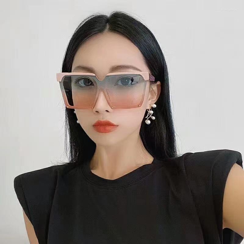 Sunglasses 2022 Temperament Large Frame Ladies Fashion One-piece Female Trend Net Red With The Same High-end Sens
Sunglasses 2022 Temperament Large Frame Ladies Fashion One-piece Female Trend Net Red With The Same High-end Sens