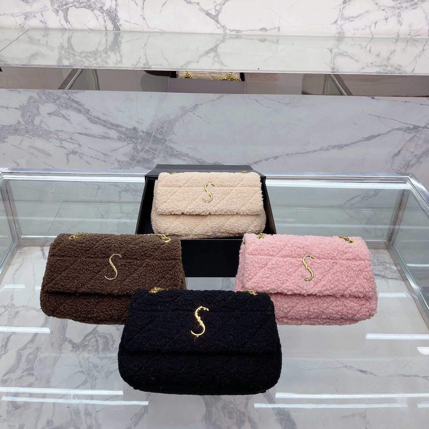 Shoulder Bags Designer bag Wool Fur Quilted Bags Classic Flap Gold Metal Chain Crossbody Shoulder Jumbo Purse Large Capacity Outdoor Luxury, White
Shoulder Bags Designer bag Wool Fur Quilted Bags Classic Flap Gold Metal Chain Crossbody Shoulder Jumbo Purse Large Capacity Outdoor Luxury, White