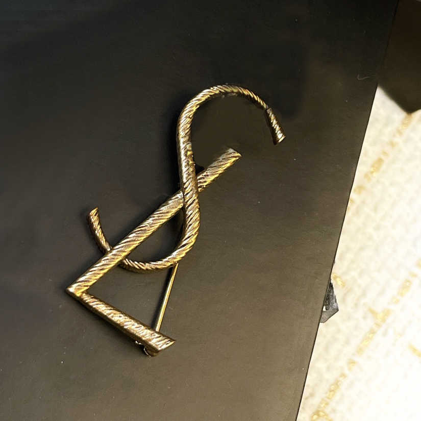 Luxury Designer Jewelry Mens Womens Pin Brooch Gold Letters Classic Brand New Brooch Suit Pin Party Dress Ornaments Wedding
Luxury Designer Jewelry Mens Womens Pin Brooch Gold Letters Classic Brand New Brooch Suit Pin Party Dress Ornaments Wedding