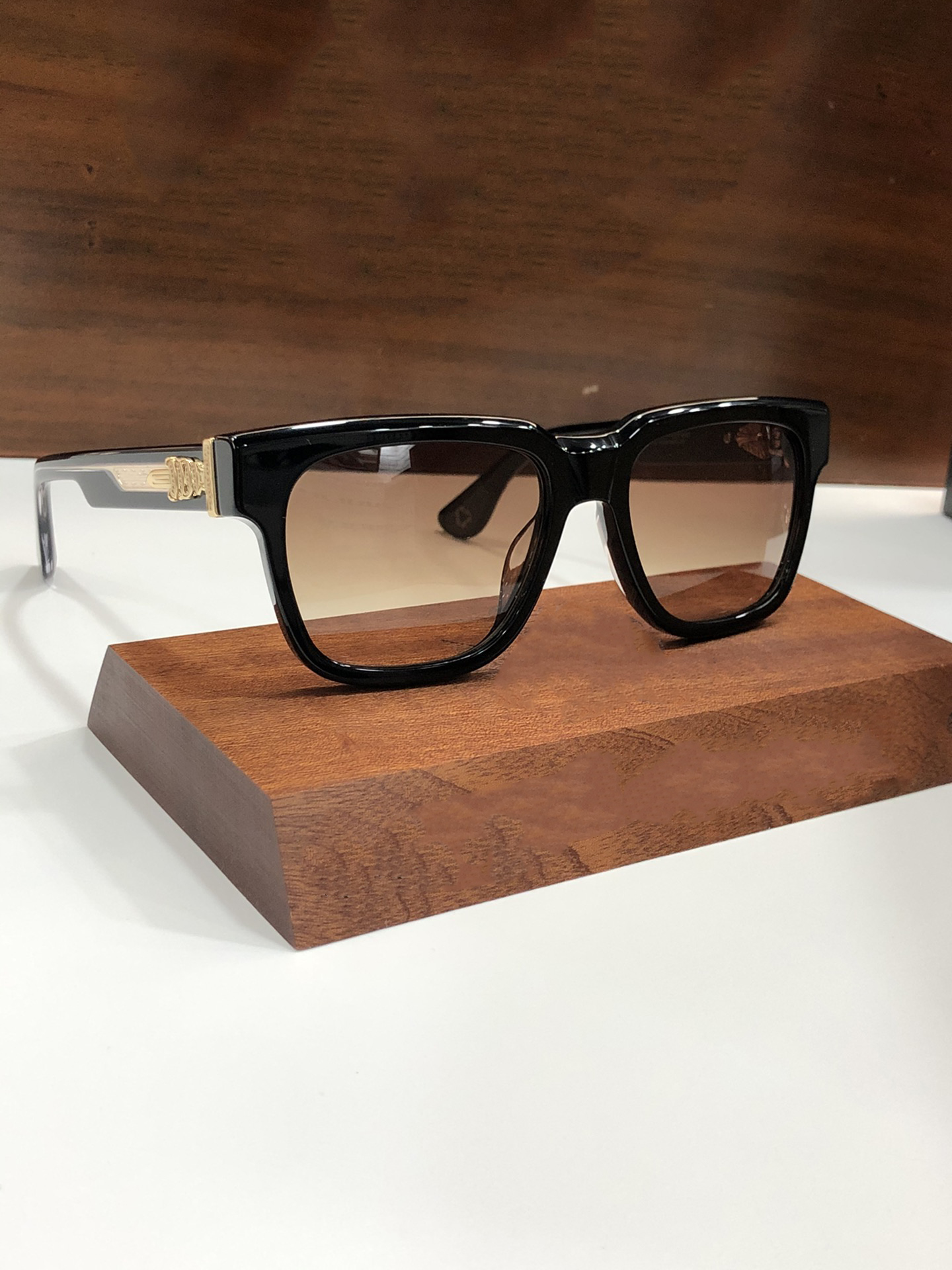 hot luxury designer sunglasses for men mens sunglasses for women woman cool fashion heavy process square eyewear design officer simple and versatile come with case
hot luxury designer sunglasses for men mens sunglasses for women woman cool fashion heavy process square eyewear design officer simple and versatile come with case