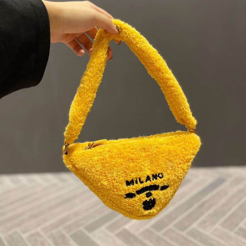designer bags handbag Super cute triangle bag Plush Handbag Lightweight Casual Versatile wallet autumn winter small pocket zipper, Dust bag
designer bags handbag Super cute triangle bag Plush Handbag Lightweight Casual Versatile wallet autumn winter small pocket zipper, Dust bag