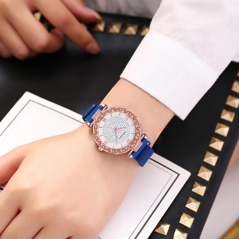Wristwatches Simple And Stylish Women's Watch Gypsophila Petal Dial Point Rhinestone Luxury Top Fashion Gift
Wristwatches Simple And Stylish Women's Watch Gypsophila Petal Dial Point Rhinestone Luxury Top Fashion Gift