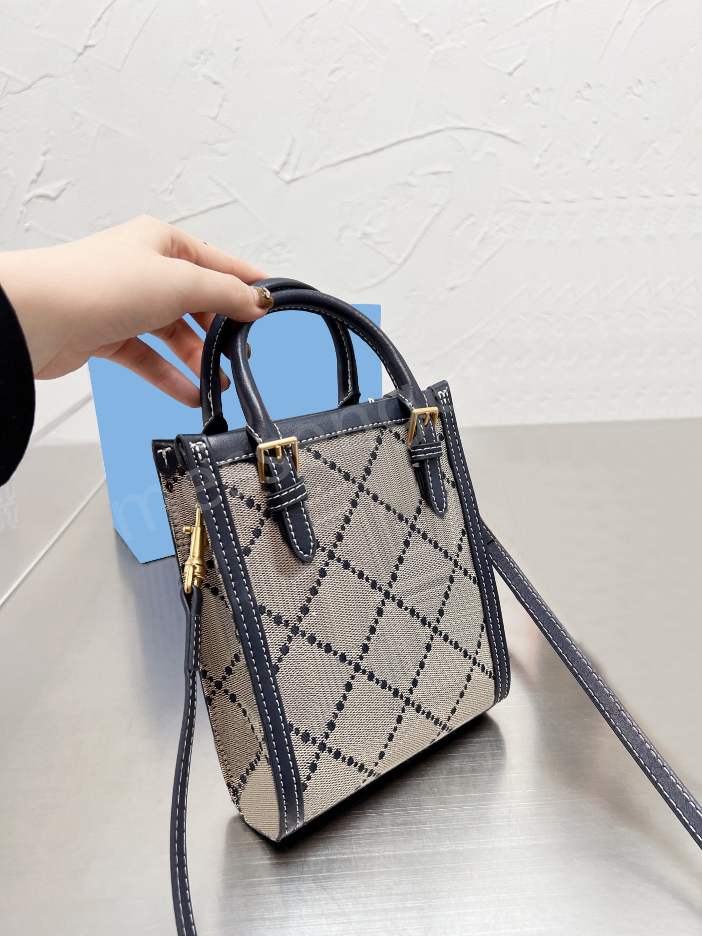 Luxurys Designer Mini Canvas Totes Bag Patchwork Shop Handbag Split Crossbody Bags Leather Thread Letter Triomphe Printing Detachable Belt Strap Fashion Purse, Customize
Luxurys Designer Mini Canvas Totes Bag Patchwork Shop Handbag Split Crossbody Bags Leather Thread Letter Triomphe Printing Detachable Belt Strap Fashion Purse, Customize