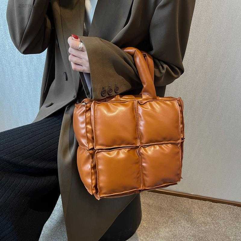 Fashion Women Tote Bag Designer Quilted Handbags Vintage Ladies Shoulder Bag Luxury Pu Leather Crossbody Bags Winter Purse 2022, Black
Fashion Women Tote Bag Designer Quilted Handbags Vintage Ladies Shoulder Bag Luxury Pu Leather Crossbody Bags Winter Purse 2022, Black