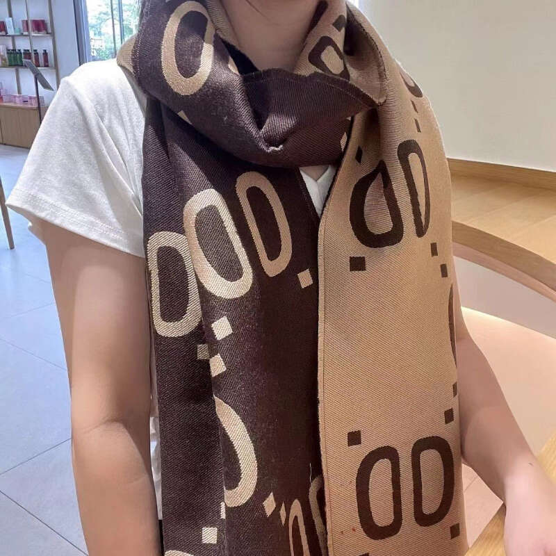 Winter Pop Caramel Color Versatile Scarf Classic Two Letter Jacquard Designer Scarf Womens Mens Fashion Double Sided Cashmere Scarves Wrap
Winter Pop Caramel Color Versatile Scarf Classic Two Letter Jacquard Designer Scarf Womens Mens Fashion Double Sided Cashmere Scarves Wrap