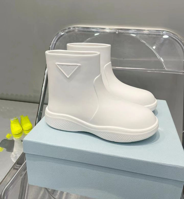Premium women's short boots Vintage designer shoes Fashion slide film PVC rain boots Luxury catwalk party Martin shoe Size 35-40, 1#
Premium women's short boots Vintage designer shoes Fashion slide film PVC rain boots Luxury catwalk party Martin shoe Size 35-40, 1#