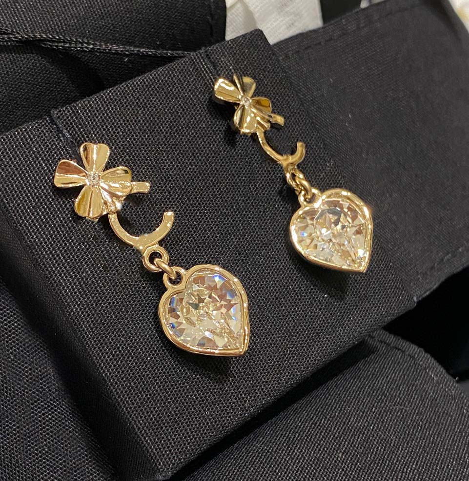 2022 Luxury quality Charm drop earring with crystal beads white color in 18k gold plated have box stamp PS7284A
2022 Luxury quality Charm drop earring with crystal beads white color in 18k gold plated have box stamp PS7284A