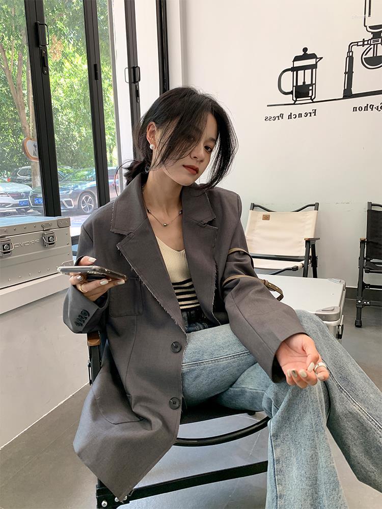 Women's Suits Spring Autumn Gray Suit Jacket Women's Silhouette Shoulder Pad Design Casual Loose Blazer Top Veste Femme
Women's Suits Spring Autumn Gray Suit Jacket Women's Silhouette Shoulder Pad Design Casual Loose Blazer Top Veste Femme