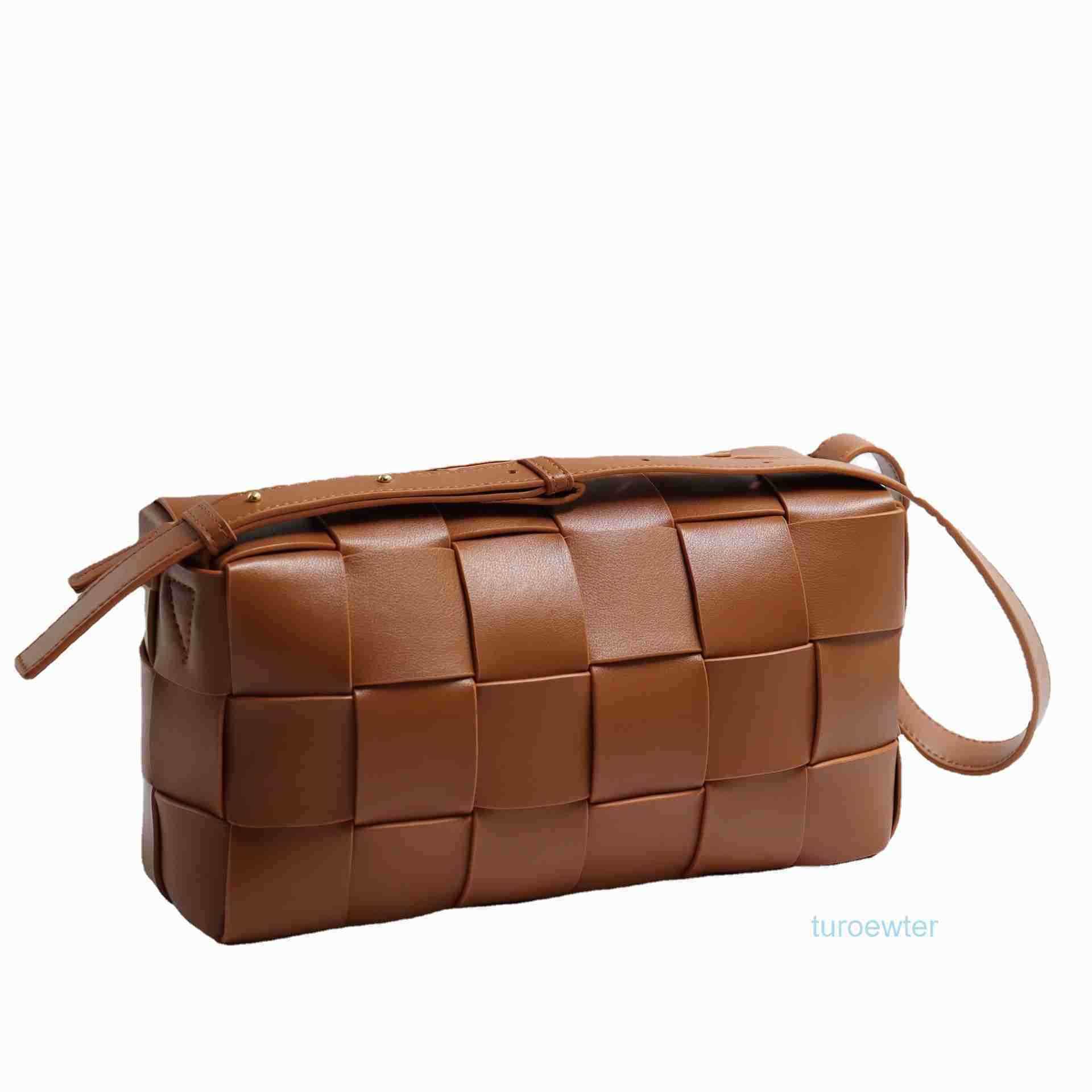 Bottegas Designer Bags Venetas online store Women Cassette handbags Genuine Leather with the logo 2022 New Women's Bag Large Capacity Woven Bag Commuter, Biscuit yellow
Bottegas Designer Bags Venetas online store Women Cassette handbags Genuine Leather with the logo 2022 New Women's Bag Large Capacity Woven Bag Commuter, Biscuit yellow