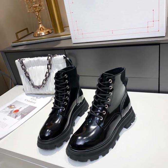 Classic women's designer boots Made of genuine leather leather with elastic side panels Shiny rubber lug sole and layered, #6
Classic women's designer boots Made of genuine leather leather with elastic side panels Shiny rubber lug sole and layered, #6