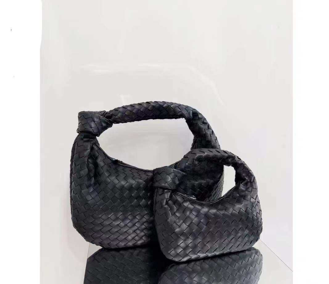 Bottegas Bag MINI Jodie Venetas Baodiejia same style sheep skin woven cloud bag large dumpling Korean version casual knotted hand ox horn, Black
Bottegas Bag MINI Jodie Venetas Baodiejia same style sheep skin woven cloud bag large dumpling Korean version casual knotted hand ox horn, Black