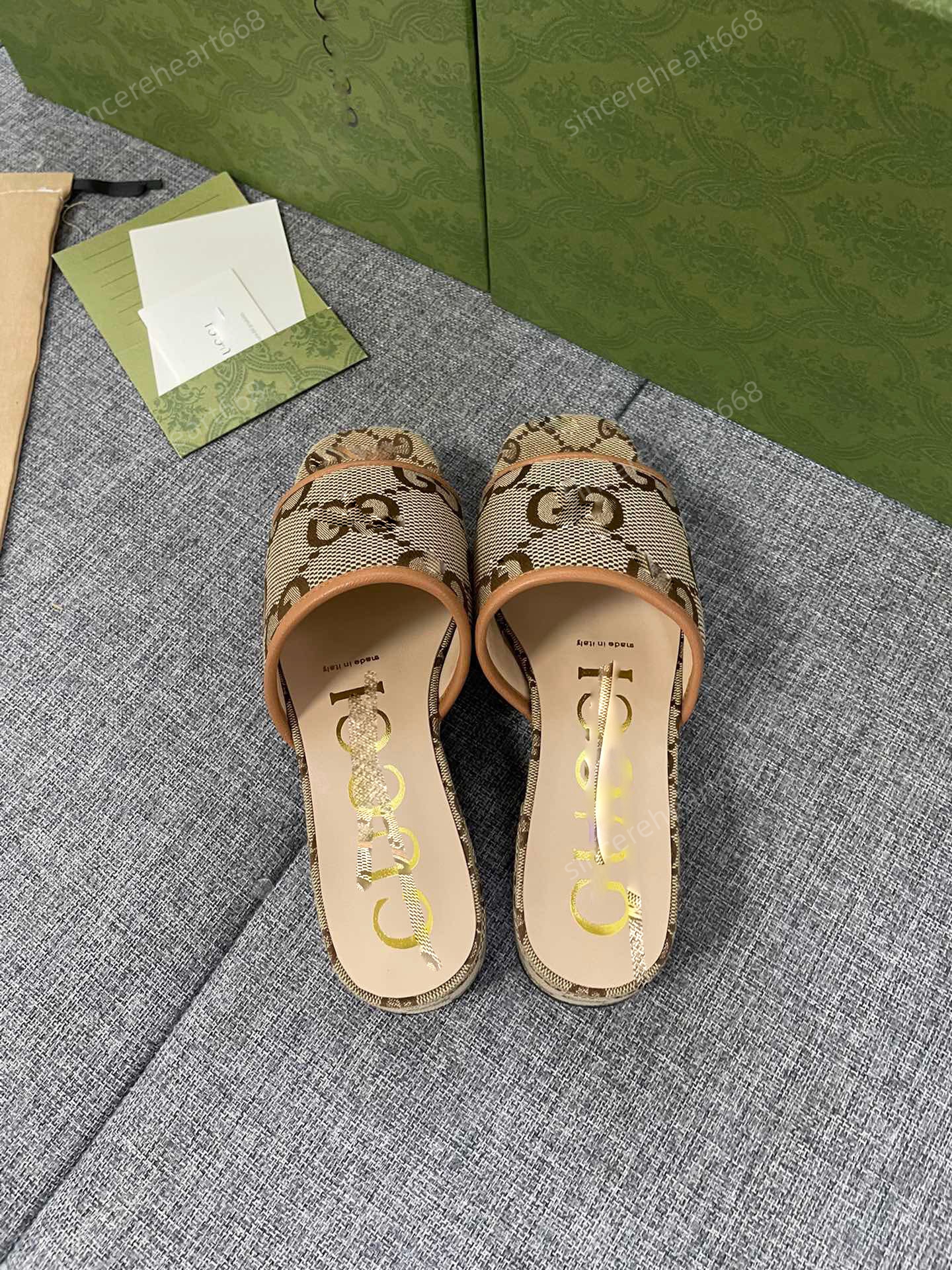 2022 Women's Slippers Sandals Flat Summer Luxury Slides Men's Ladies Rubber Leather Loafers Fashion Platform G Solid Color Flip-Flops
2022 Women's Slippers Sandals Flat Summer Luxury Slides Men's Ladies Rubber Leather Loafers Fashion Platform G Solid Color Flip-Flops