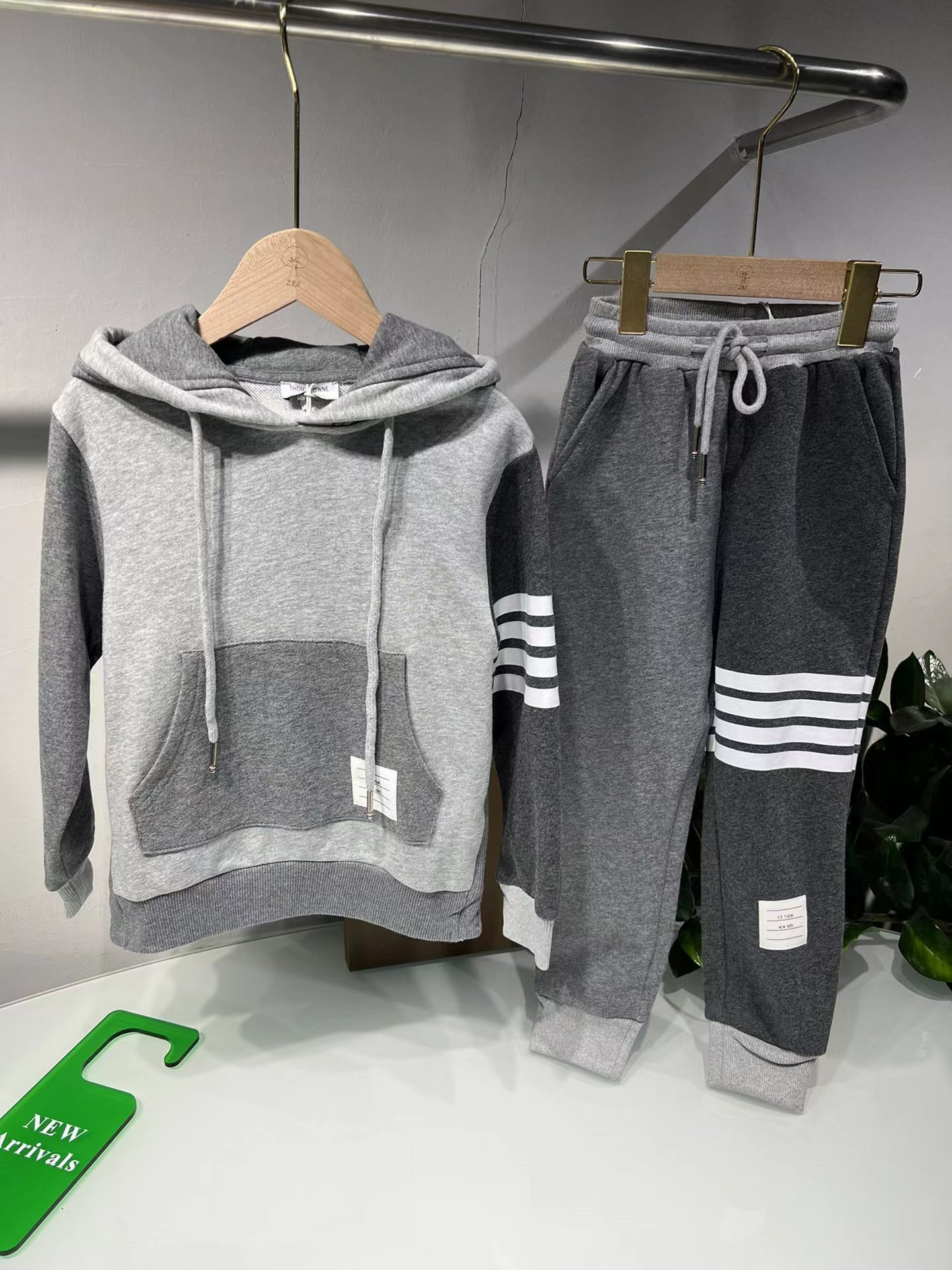 autumn kid boy black clothing sets hoodie and pants fashion designer baby girl grey dresses boutique clothes send with box
autumn kid boy black clothing sets hoodie and pants fashion designer baby girl grey dresses boutique clothes send with box