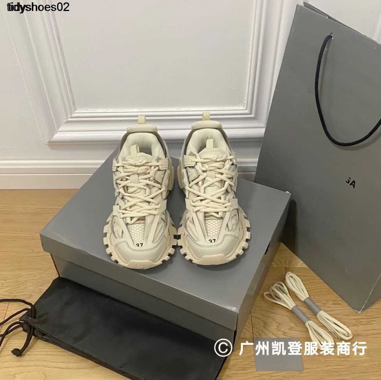 Paris 2022 Third generation track3.0 daddy shoes thick soled versatile super fire casual sports shoes for men and women, White red
Paris 2022 Third generation track3.0 daddy shoes thick soled versatile super fire casual sports shoes for men and women, White red