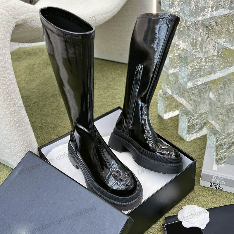Designer Womens High Knee Boots Side Zipper Patent Leather Platform Chunky Heels Quilted Texture Round Toes Fashion Retro Classic Slip-on Western Knight Rainboots
Designer Womens High Knee Boots Side Zipper Patent Leather Platform Chunky Heels Quilted Texture Round Toes Fashion Retro Classic Slip-on Western Knight Rainboots