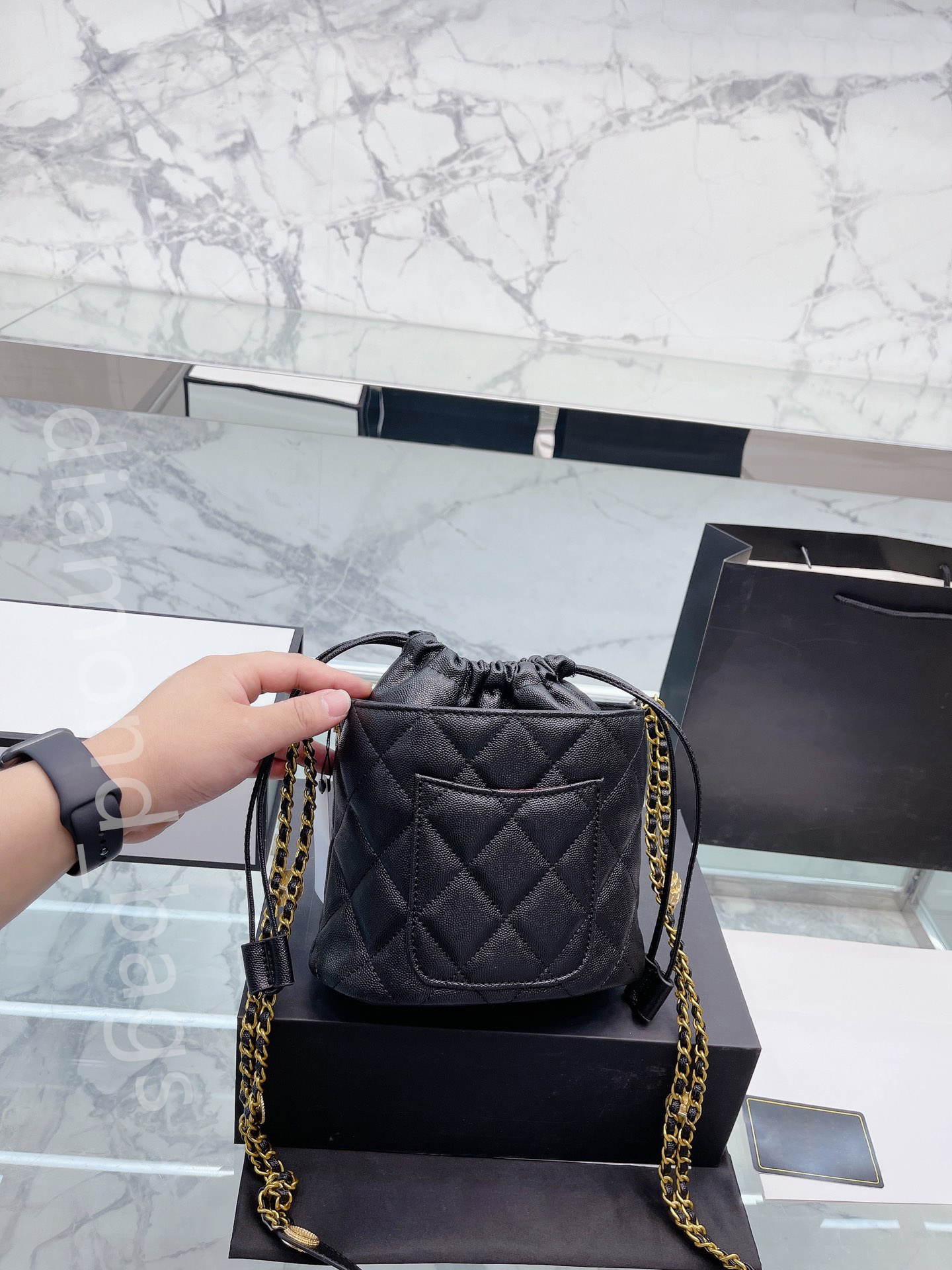 Luxury Designer Women's Golden Coins Drawstring Bags Calfskin White Black Shoulder Bag Gold-Tone Metal Chain Diamond Quilting Handbag Crossbody Bags, Customize
Luxury Designer Women's Golden Coins Drawstring Bags Calfskin White Black Shoulder Bag Gold-Tone Metal Chain Diamond Quilting Handbag Crossbody Bags, Customize
