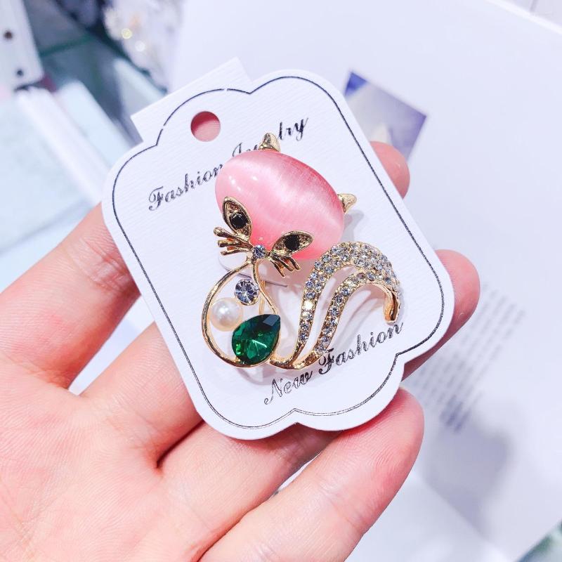 Brooches Korea Zircon Crystal Kitten Brooch Pin For Woman Fashion Sweater Coat Hat Scarf Clothing Accessories Luxury Banquet Jewelry
Brooches Korea Zircon Crystal Kitten Brooch Pin For Woman Fashion Sweater Coat Hat Scarf Clothing Accessories Luxury Banquet Jewelry