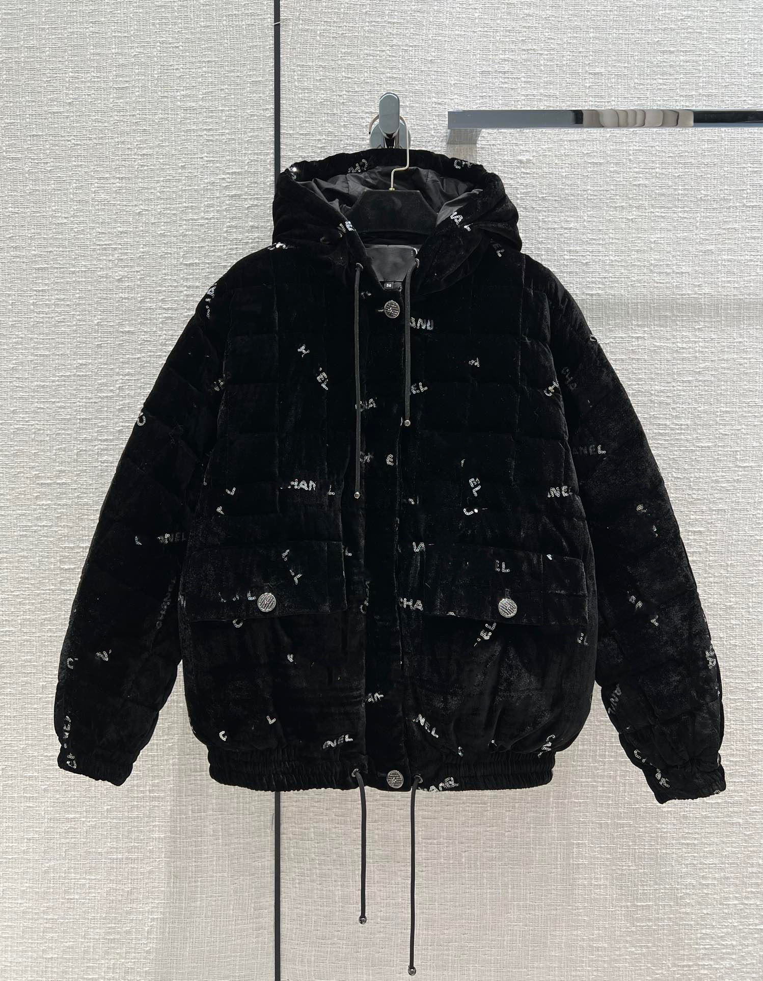 Milan Runway Down & Parkas 2022 New Winter Hooded Panelled Sequins Print Women' Coats Designer Brand Same Style Outerwear 1005-1, Black 
Milan Runway Down & Parkas 2022 New Winter Hooded Panelled Sequins Print Women' Coats Designer Brand Same Style Outerwear 1005-1, Black